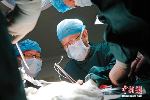 资料图：2018年4月13日，在江苏省徐州市第一人民医院手术室，“中国肝胆外科之父”、中国科学院院士吴孟超亲自为患者进行手术。中新社记者 殷立勤 摄