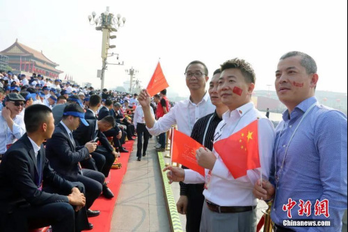 2019年10月1日，庆祝中华人民共和国成立70周年大会在北京隆重举行。约2000名海外华侨华人参与盛会。中新社记者 任海霞 摄
