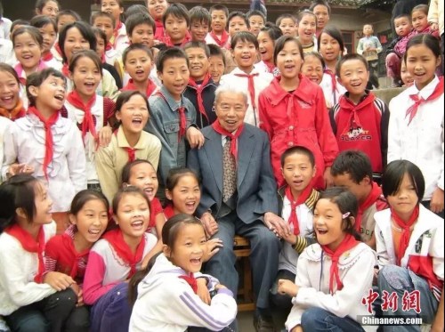 2008年，88岁的美籍华人吴仲良来到四川省内江市东兴区椑东初中，了解这所自己所捐建的“侨心学校”的办学情况。中新社记者兰自涛 摄